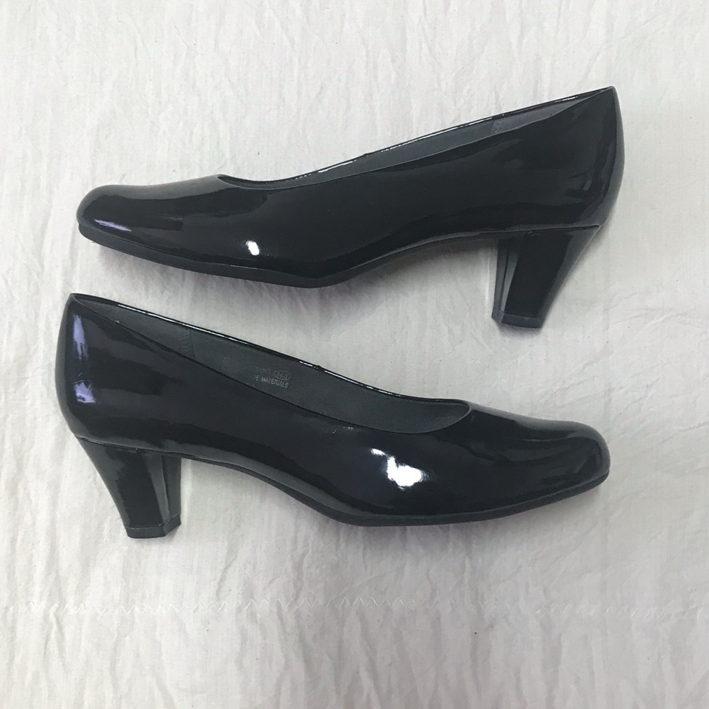 Aerosoles black patent low pumps
